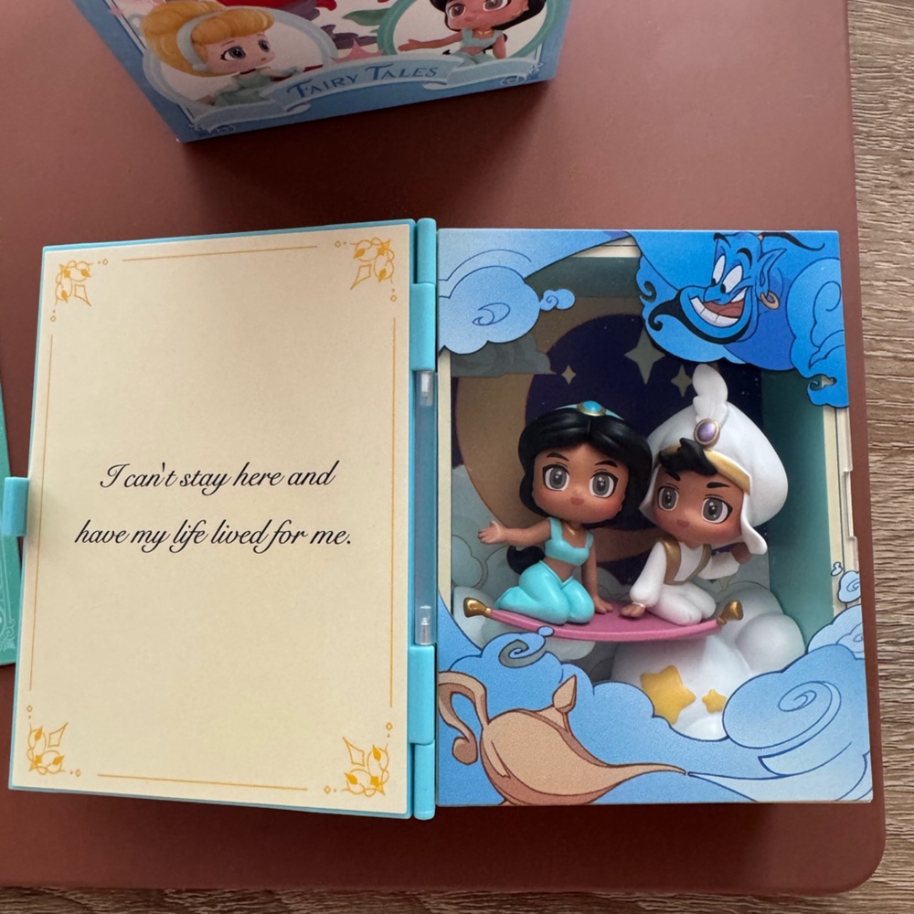 Storybook figuring (Aladdin and Jasmine) from Pop Mart